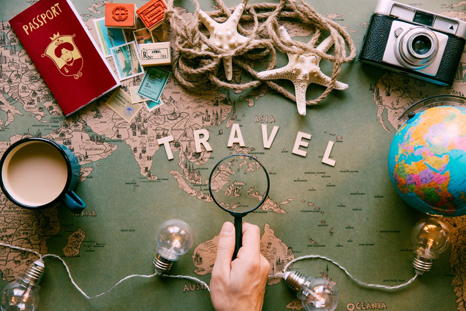 hand-holding-loupe-traveller-table - best trip tips